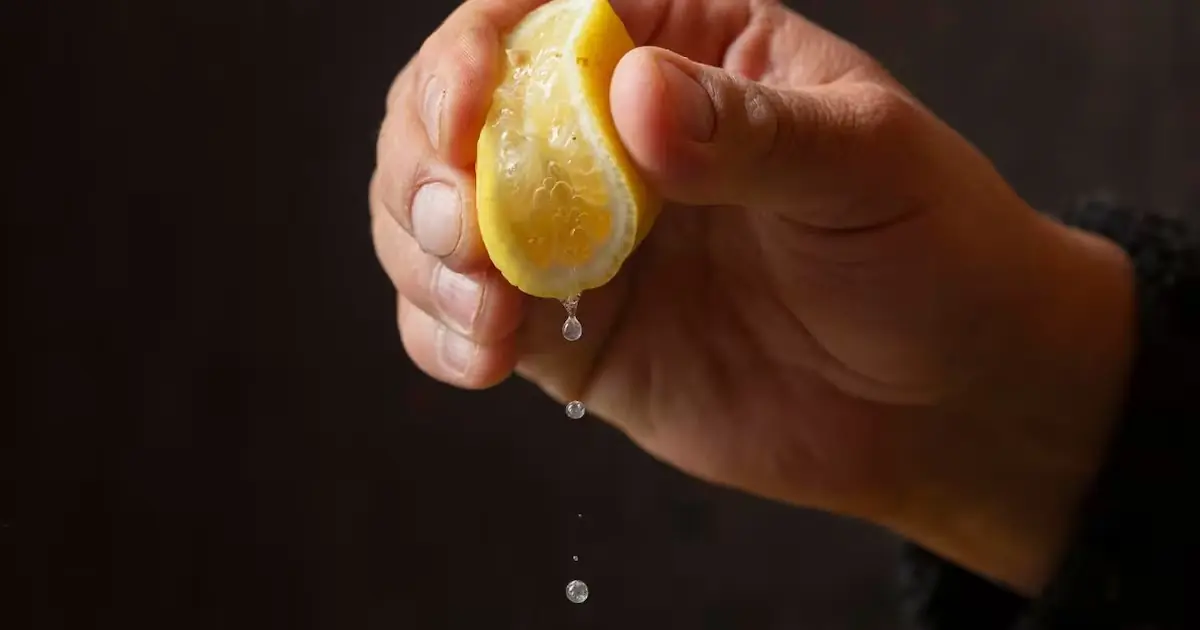 Método natural y eficaz para limpiar rejillas y desagües en el hogar.
