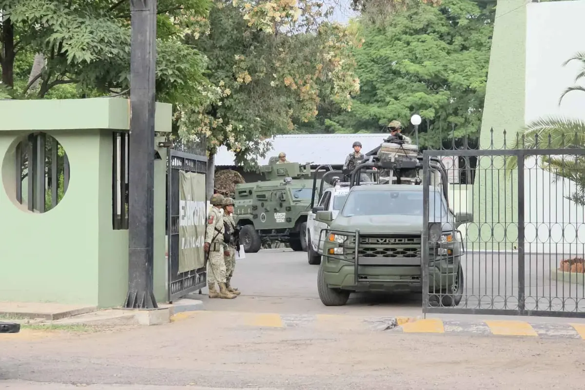 La detonación ocurrió durante labores de vigilancia en un camino rural, afectando a una unidad del Ejército Mexicano.