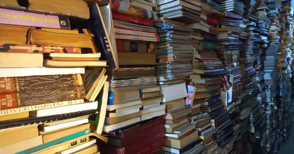 La emblemática librería despide a su comunidad con una masiva venta de libros.