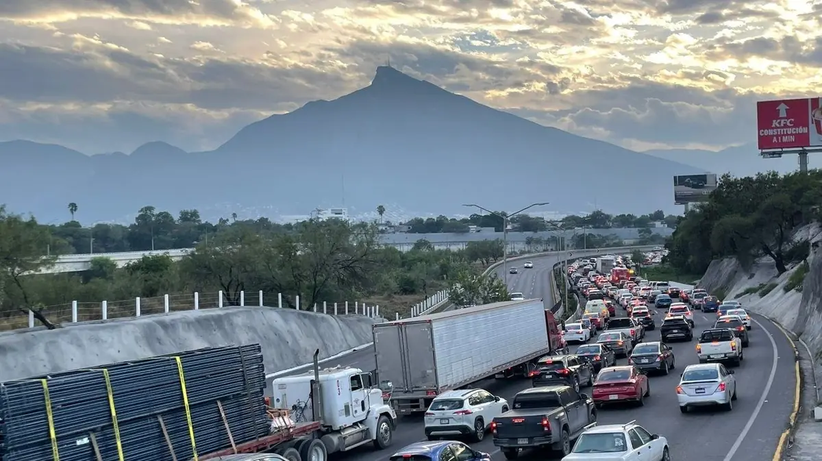 La agresividad entre conductores y el mal estado de las vialidades generan un riesgo creciente al conducir en Monterrey.