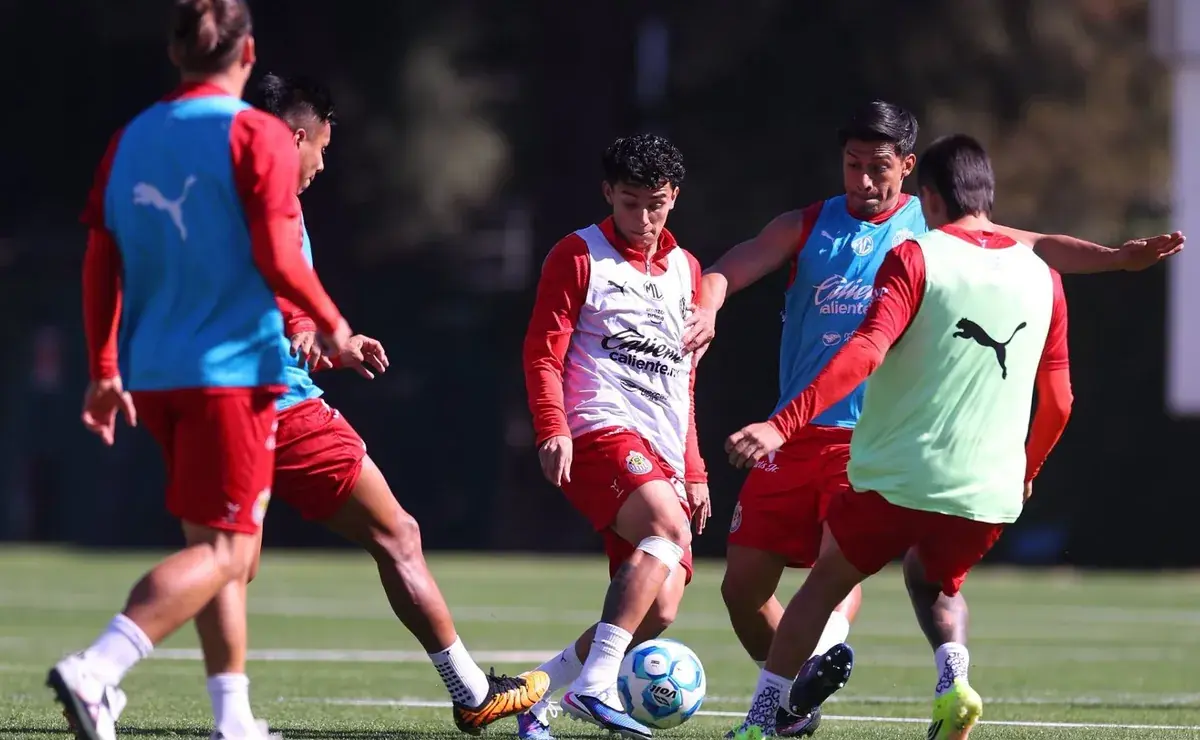 El joven jugador se une al equipo para el partido contra Atlético de San Luis en la Liga MX.