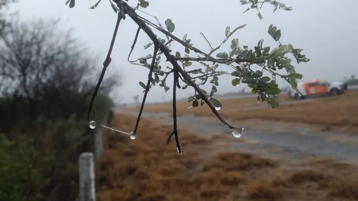 La presencia de aguanieve y hielo en varias localidades genera advertencias de seguridad a conductores.