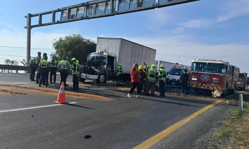Un accidente en la autopista 57 causó lesiones a un operador de camión. Las autoridades investigan el hecho.