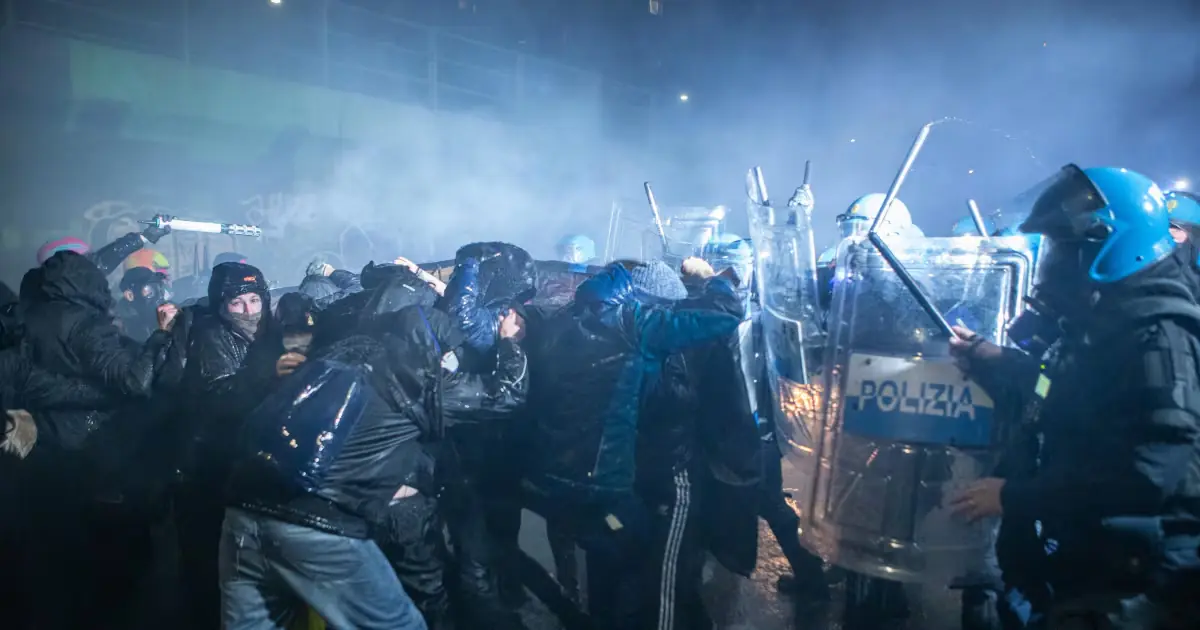 La manifestación en Milán contra los Juegos Olímpicos de Invierno generó enfrentamientos con la policía.