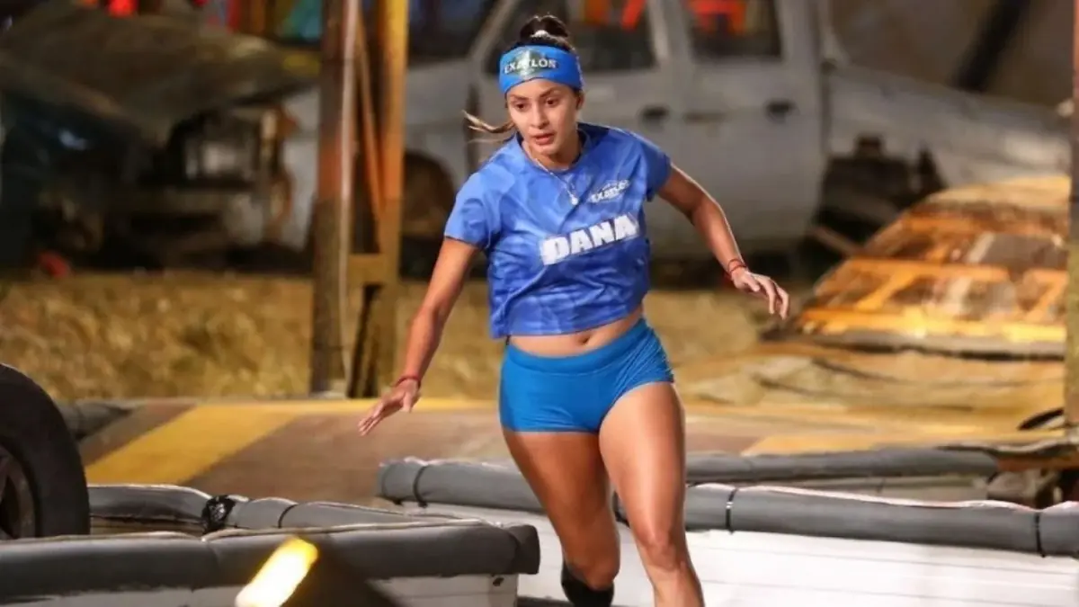 La atleta del equipo azul enfrenta una posible lesión grave tras caída en la competencia.