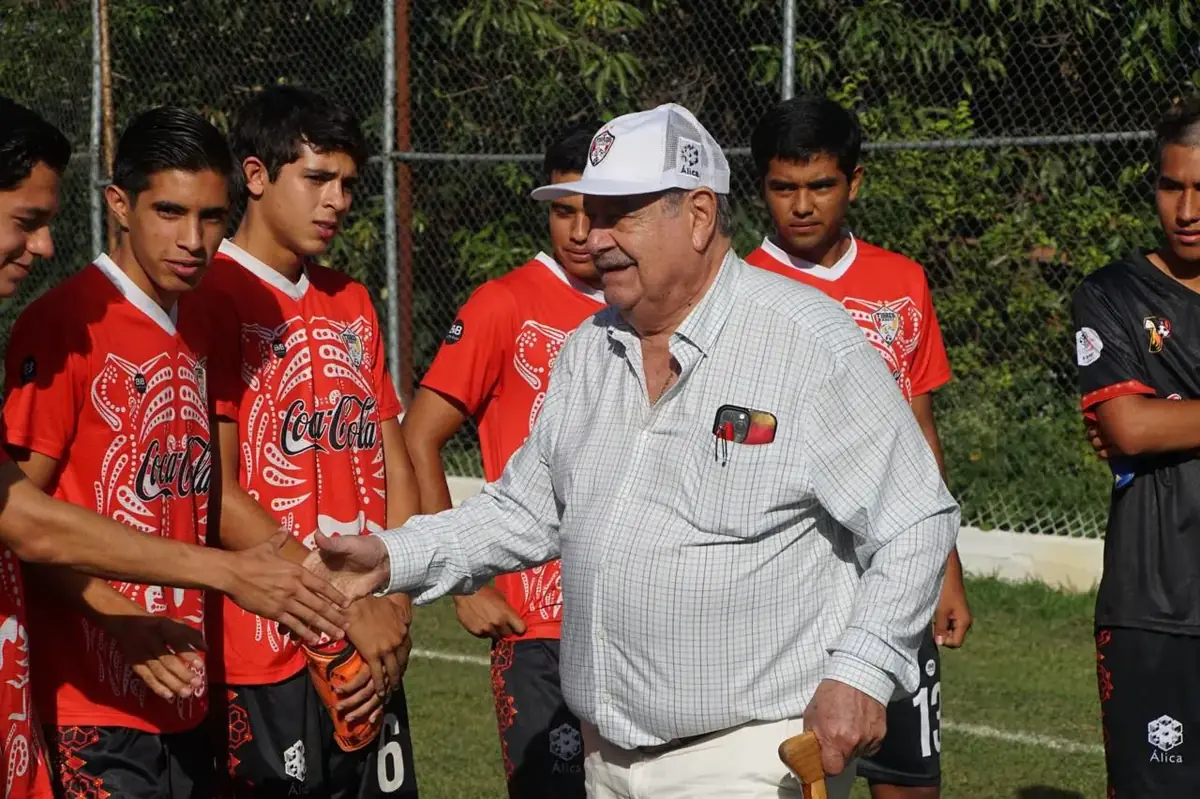La visita del Presidente del club fortalece el proyecto formativo del equipo juvenil de futbol.