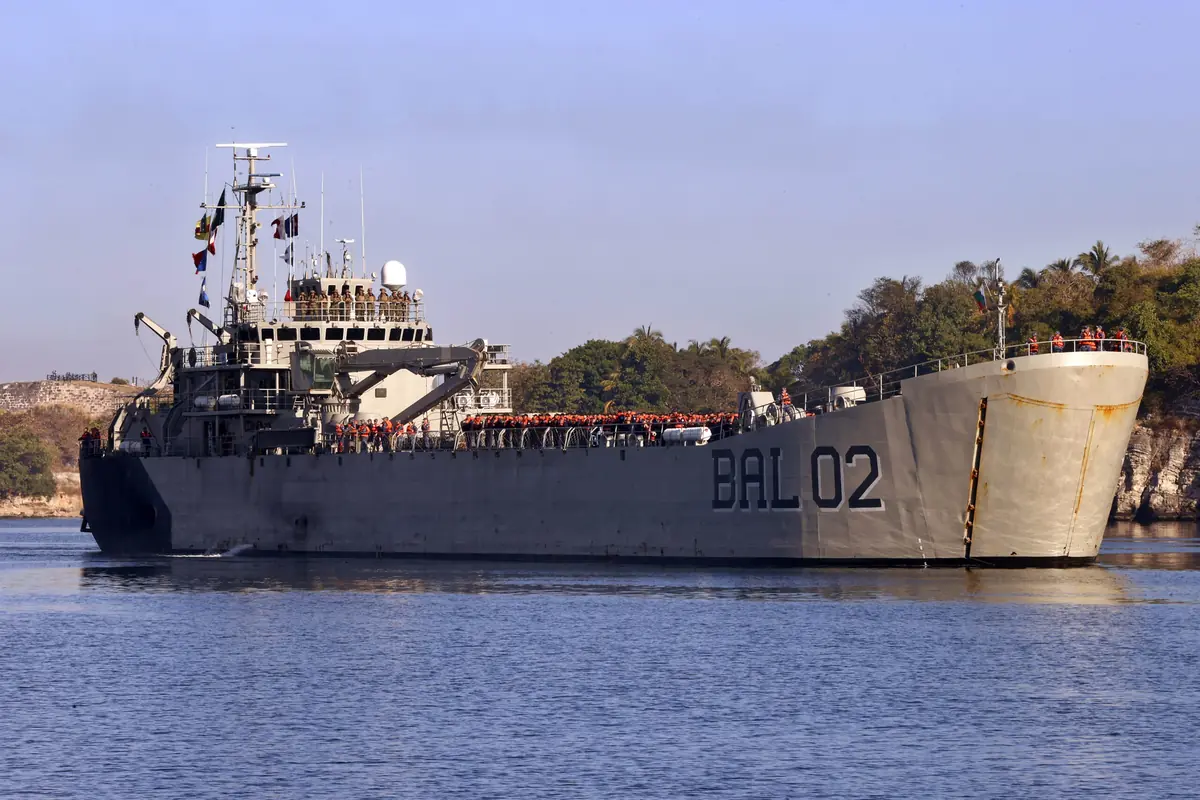 Dos barcos mexicanos transportan 814 toneladas de alimentos para la isla.