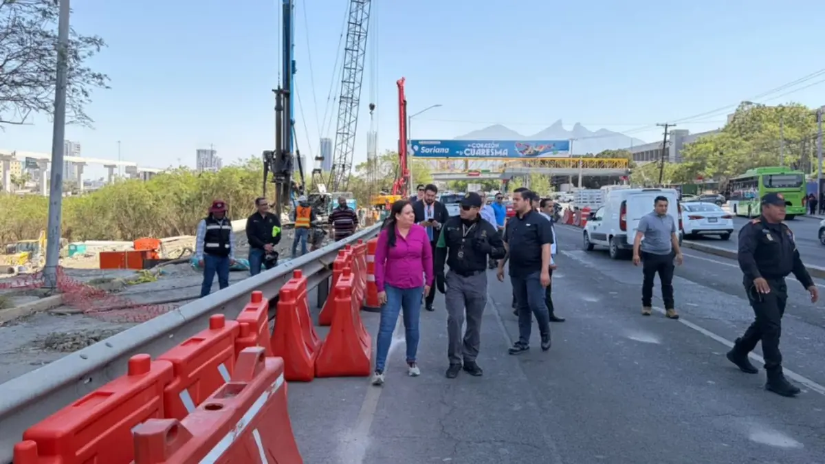 La apertura y cierre del carril exprés en Morones Prieto causa caos en Monterrey.
