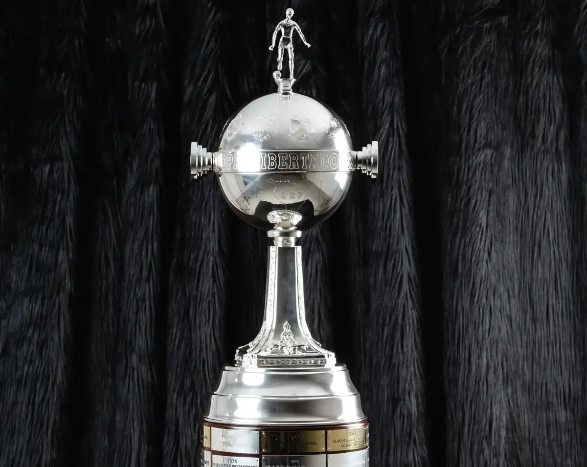 La fase de grupos de la Copa Libertadores inicia con 32 equipos, incluyendo a representantes peruanos en busca del título.