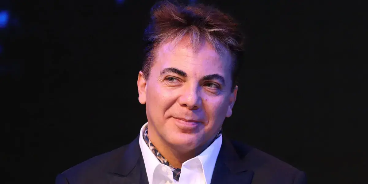 El cantante confirma su relación sentimental en redes sociales con románticas fotos.