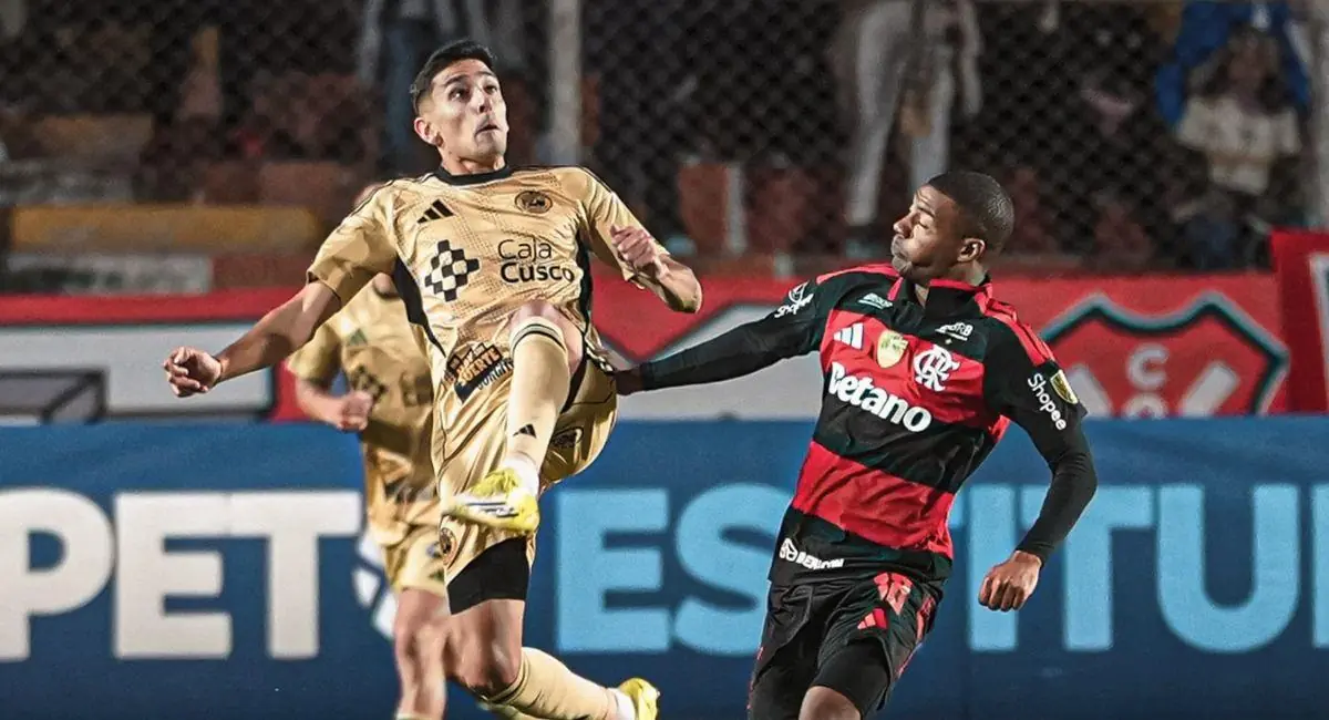 El equipo peruano enfrenta polémicas decisiones arbitrales en su primer partido.