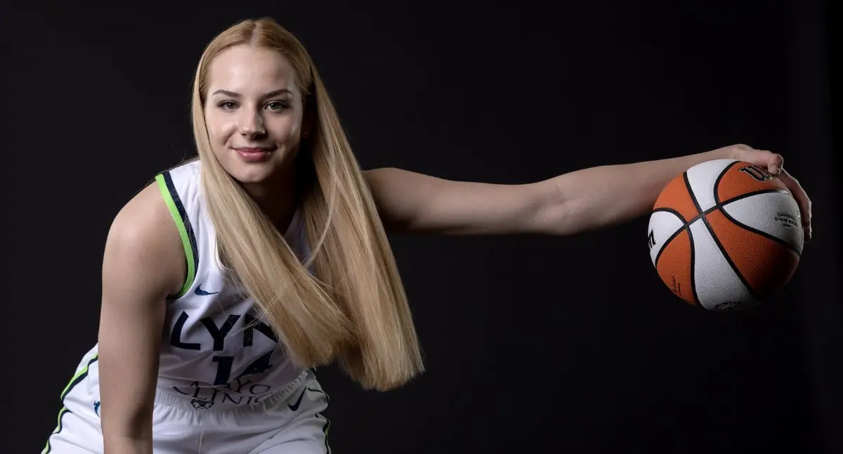 La húngara Dorka Juhasz destaca en la EuroLeague Women tras recibir el premio a la Jugadora Más Valiosa en Zaragoza.
