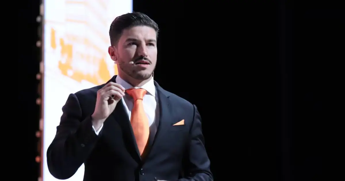 Samuel García busca inversiones para Nuevo León en el foro internacional de Bloomberg, destacando oportunidades en energía y tecnología.