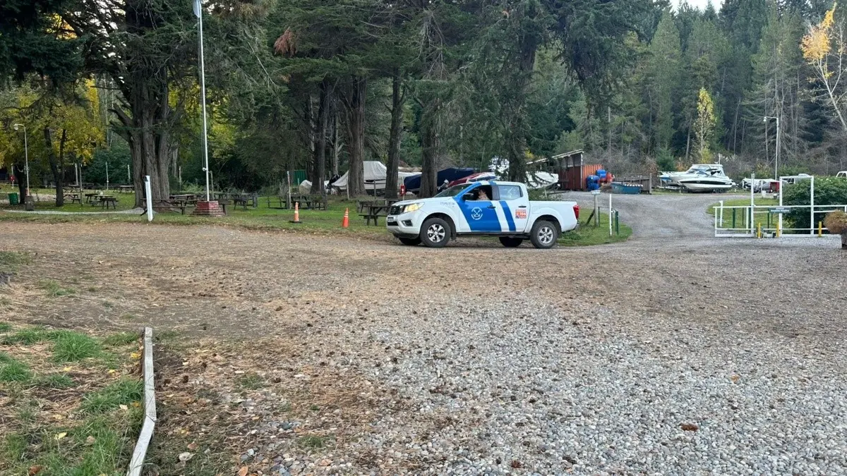 La Policía y la Prefectura Naval trabajan en la recuperación del cuerpo en la zona pesquera.