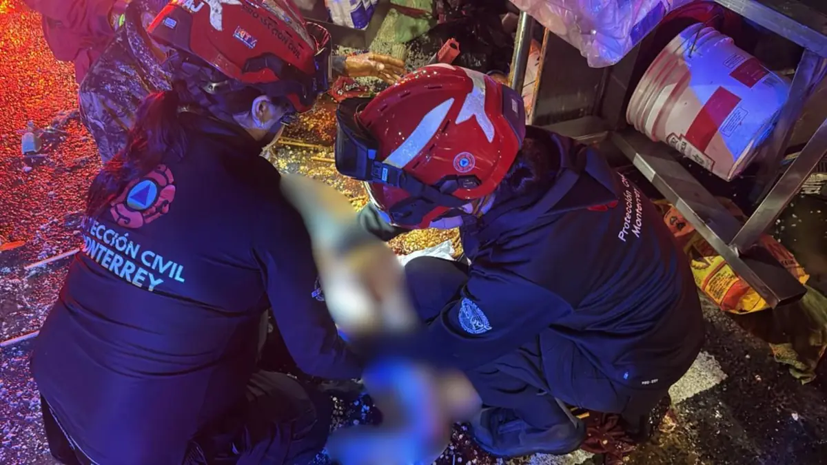 Un accidente vial en la colonia Industrial dejó a un vendedor de elotes gravemente herido y al conductor detenido.