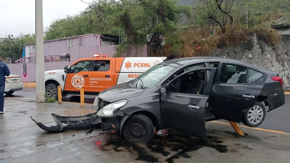 Un conductor se impactó contra bolardos tras salir de un túnel, sin lesiones relevantes.