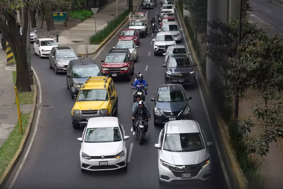 El programa Hoy No Circula busca reducir la contaminación del aire en la metrópoli limitando la circulación vehicular.