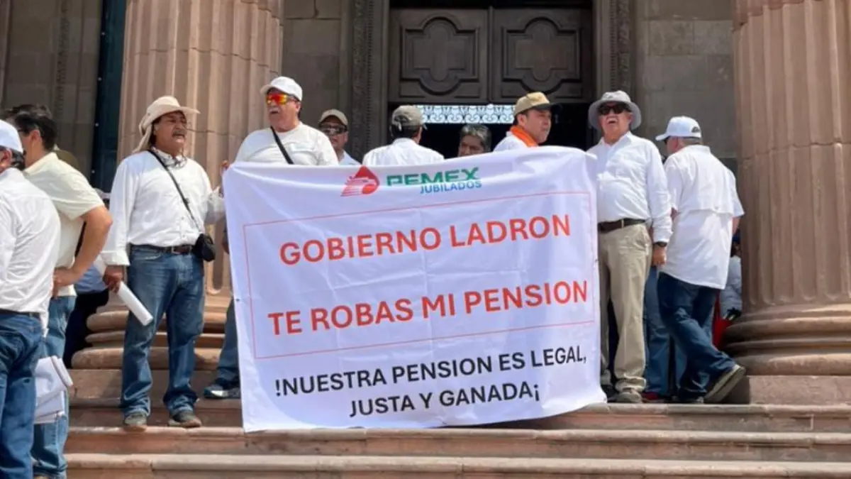 Más de 100 extrabajadores exigen la protección de sus derechos constitucionales ante recortes en sus pensiones.