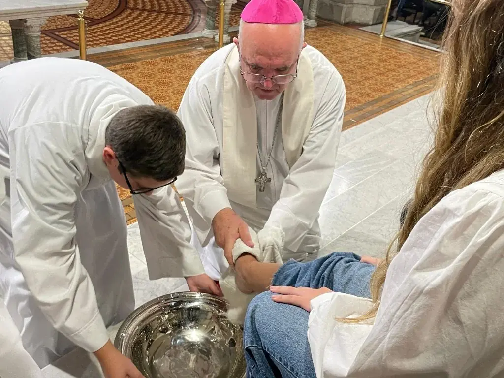 La celebración del Jueves Santo destaca el amor y servicio en la comunidad cristiana.