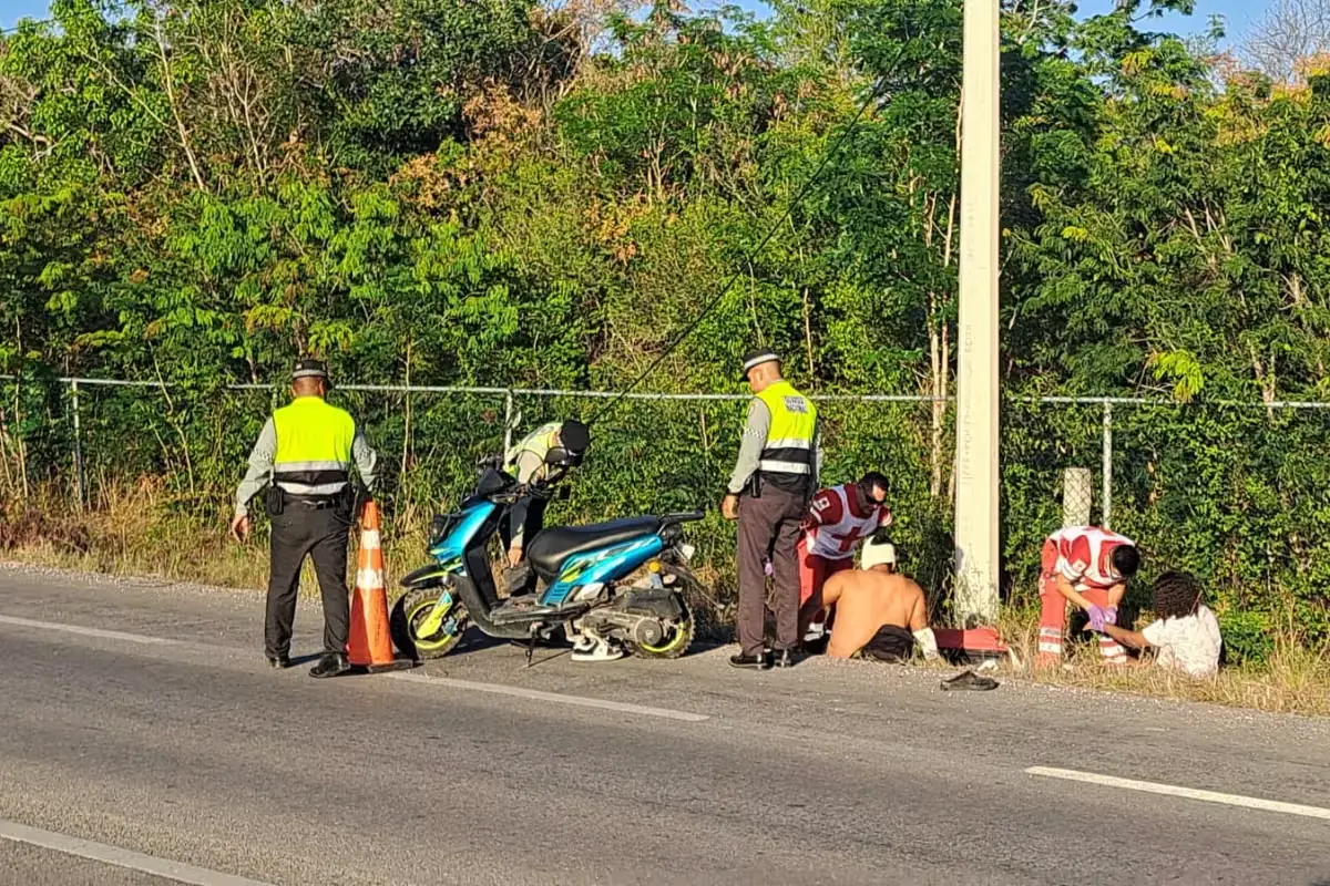 Un accidente en la motoneta dejó a ambos en estado de observación médica, generando la movilización de cuerpos de emergencia.