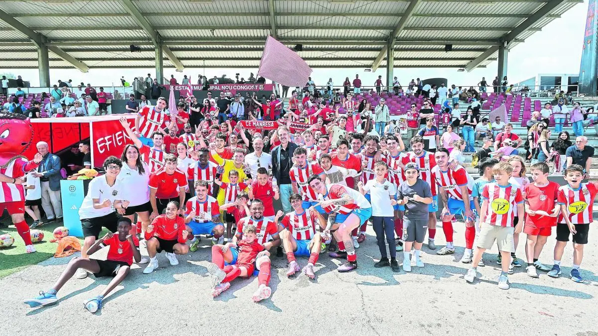El equipo logra su ascenso directo a la Segunda Federación tras golear a Badalona.