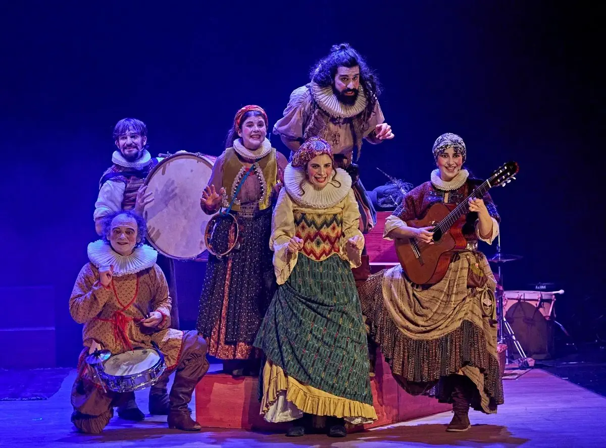 La obra ofrece una experiencia única que une tradición y celebración a través de la locura barroca.