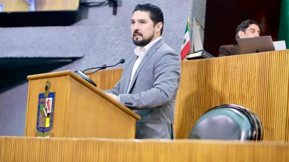 Propuesta del diputado Fernando Aguirre busca reconocer a las mascotas como parte del núcleo familiar en divorcios.
