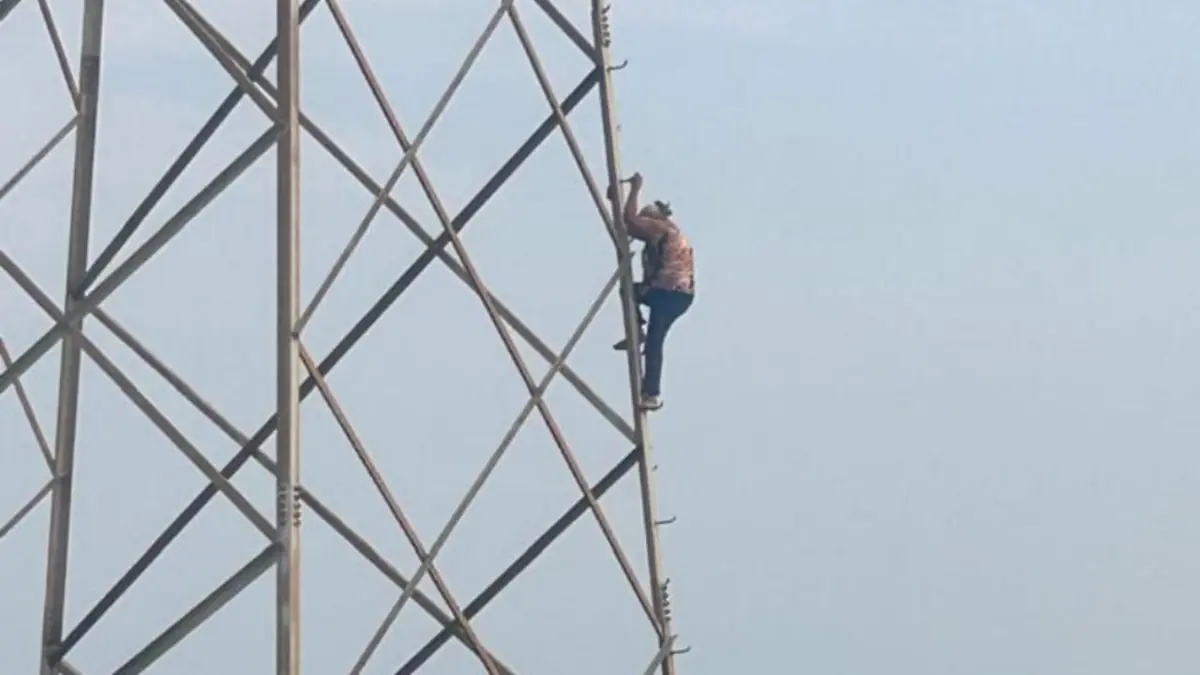 Una mujer escaló una torre de alta tensión reclamando justicia por su situación familiar.