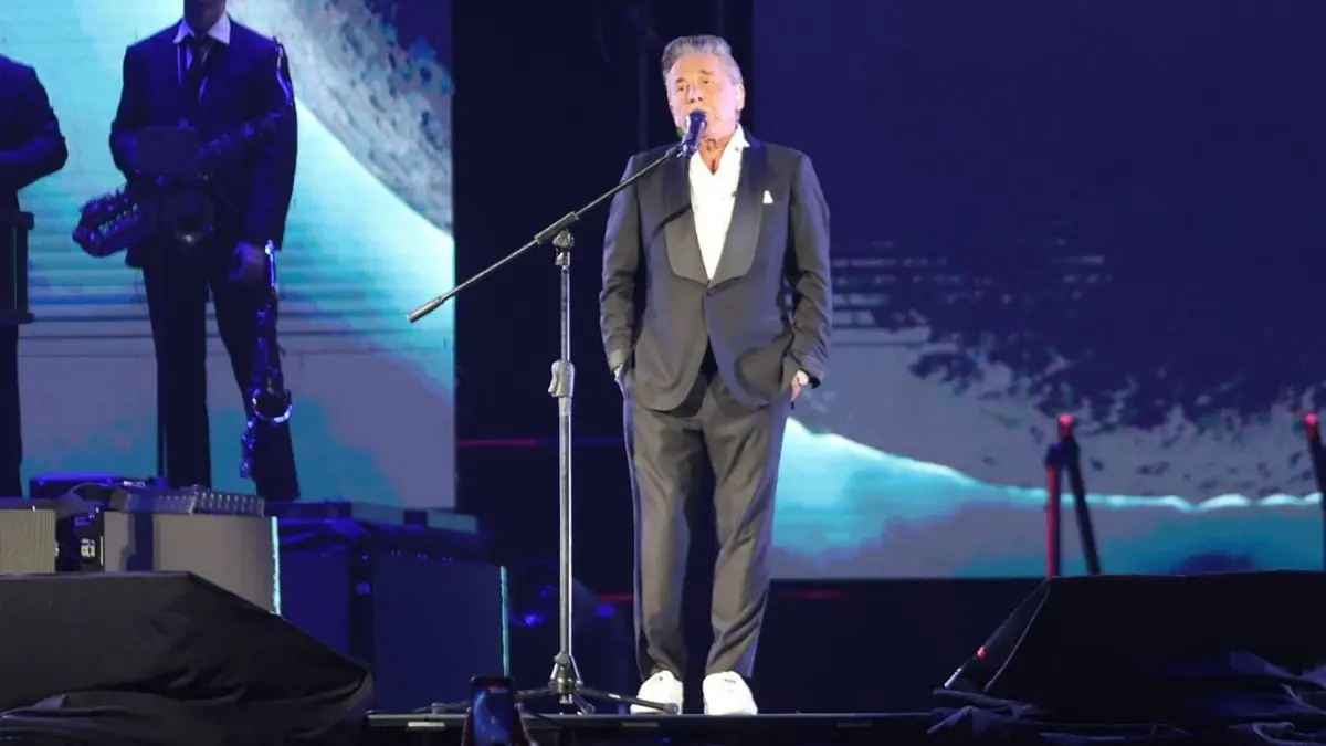 El cantautor encantó a más de 12 mil fans y anunció nueva fecha en julio.