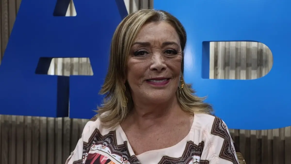 La actriz comparte su amor por el teatro y el legado de su madre, Silvia Pinal, en una entrevista exclusiva.