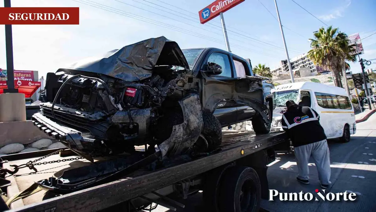 Un accidente en el bulevar Cuauhtémoc Norte involucra una camioneta y un taxi, con múltiples pasajeros afectados.