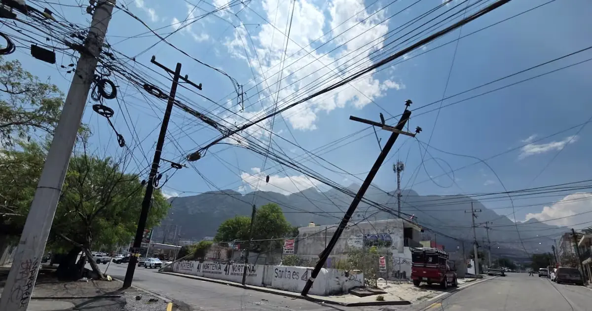 Un accidente vial deja sin electricidad a varias zonas y corta el abastecimiento de agua a cientos de familias en Santa Catarina.