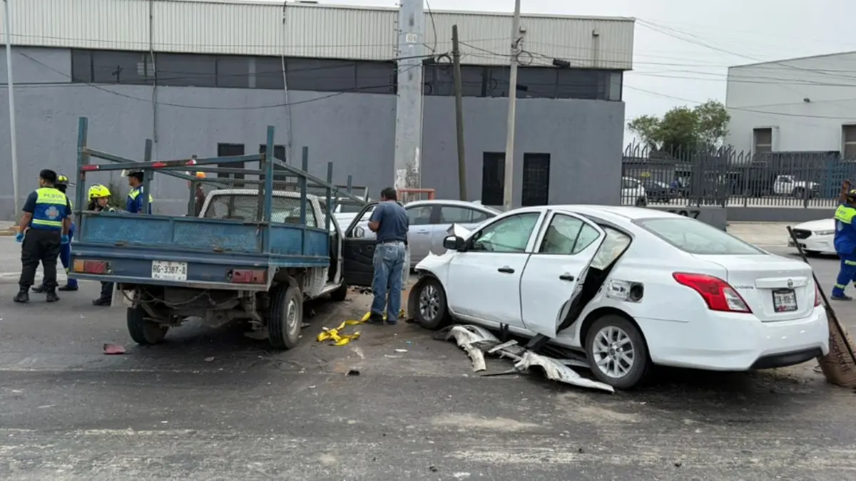 Un accidente en avenida Nogalar involucró a tres vehículos y causó heridas a tres personas que fueron hospitalizadas.