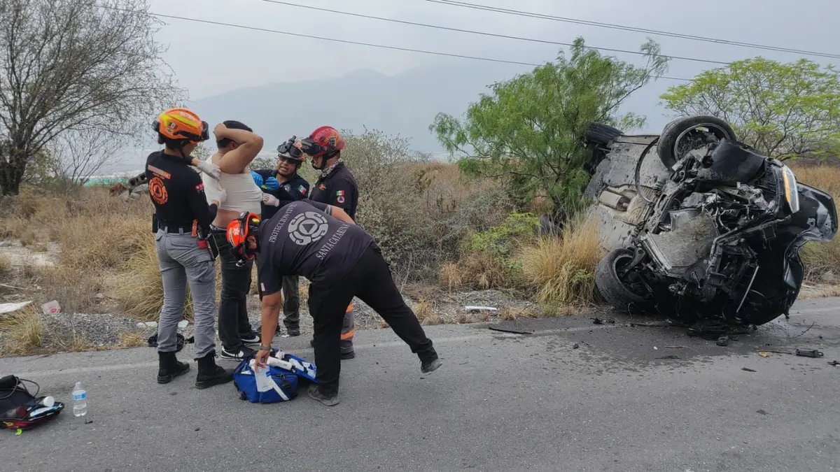 Un accidente vial movilizó a cuerpos de emergencia; una persona resultó lesionada tras perder el control de su camioneta.