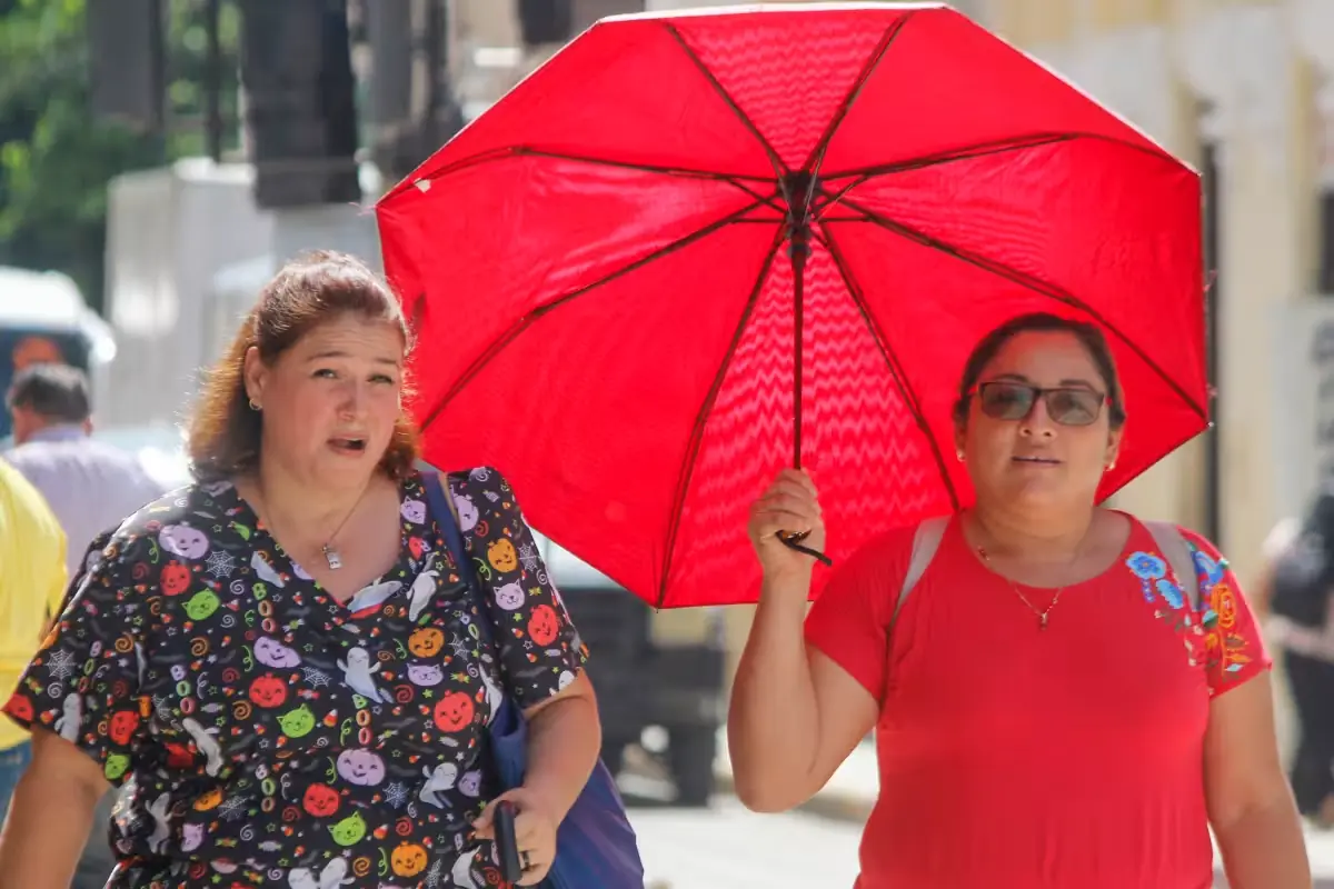 Se espera que más de 35 municipios enfrenten calor extremo este 30 de abril, causando riesgos a la salud.