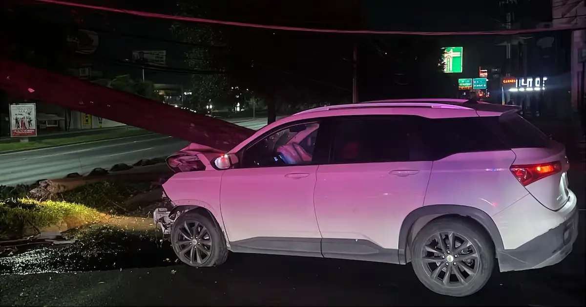 Un conductor, aparentemente ebrio, chocó contra un poste, afectando el suministro eléctrico en el sector sur.