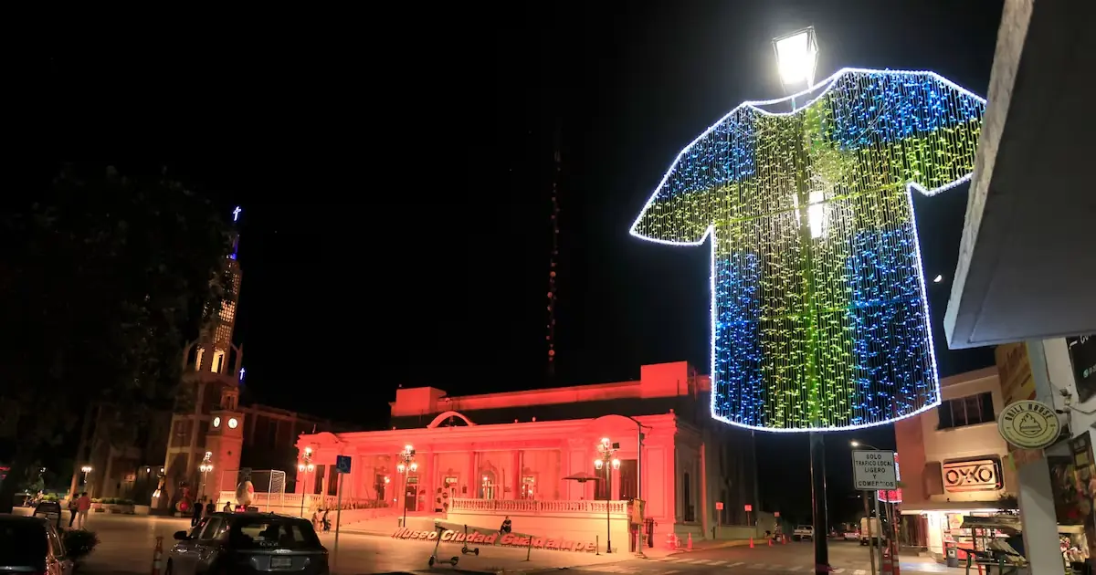 El municipio se prepara para recibir a miles de asistentes con decoraciones temáticas que celebran la Copa del Mundo.