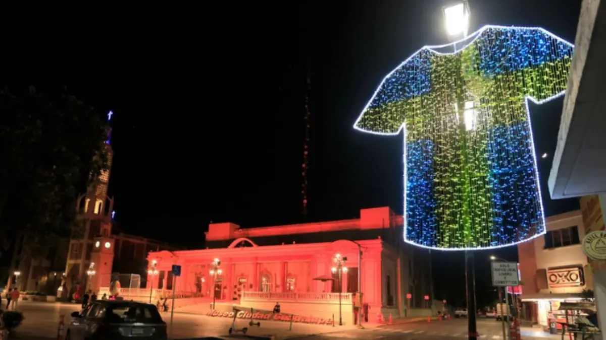 El municipio se prepara para la Copa del Mundo con decoraciones festivas, fomentando el turismo y la identidad local.