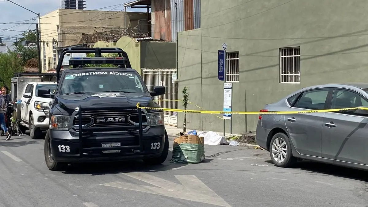 Un hombre fue encontrado sin vida tras caer mientras buscaba objetos reciclables.