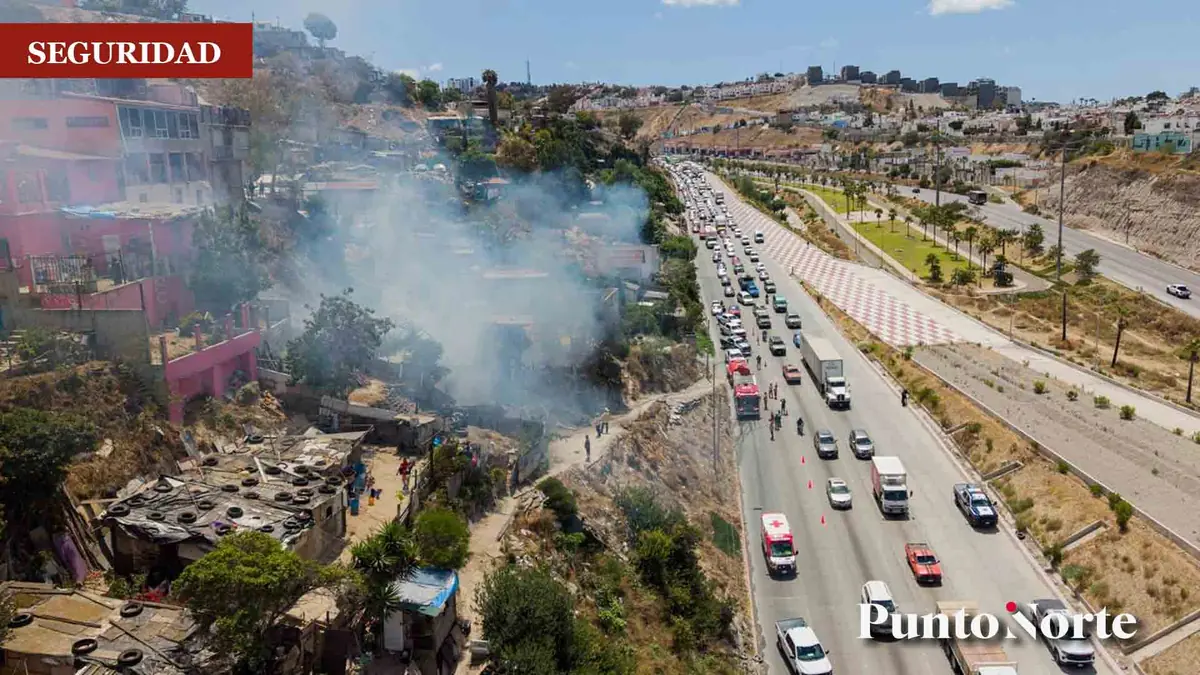 Dos viviendas de madera fueron devastadas por un incendio en la colonia Camino Verde, sin reportes de heridos.