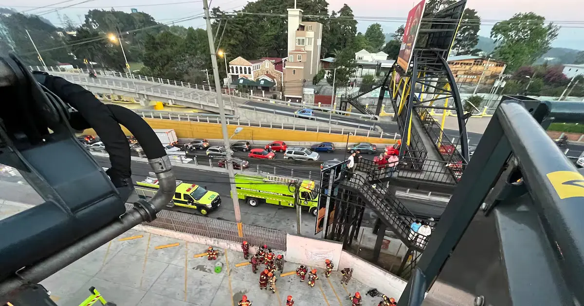 Un incendio en Santa Catarina Pinula afecta el tráfico y no deja heridos.