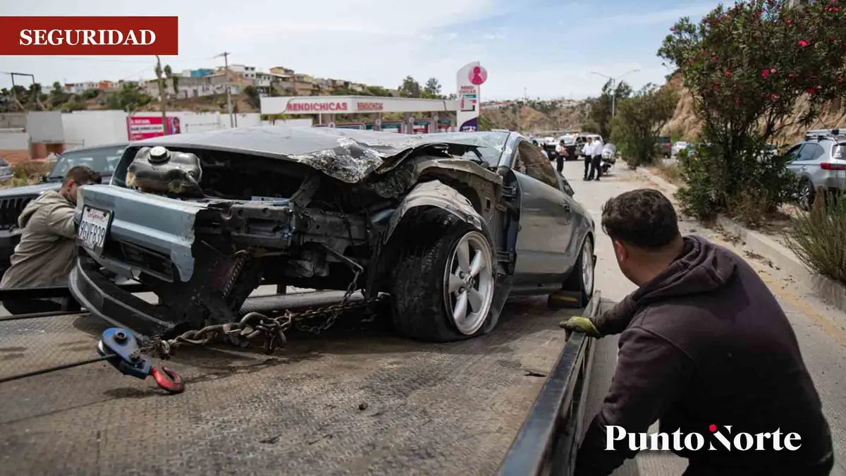 Un accidente en Tijuana dejó un automóvil volcado, pero el conductor resultó sin lesiones.