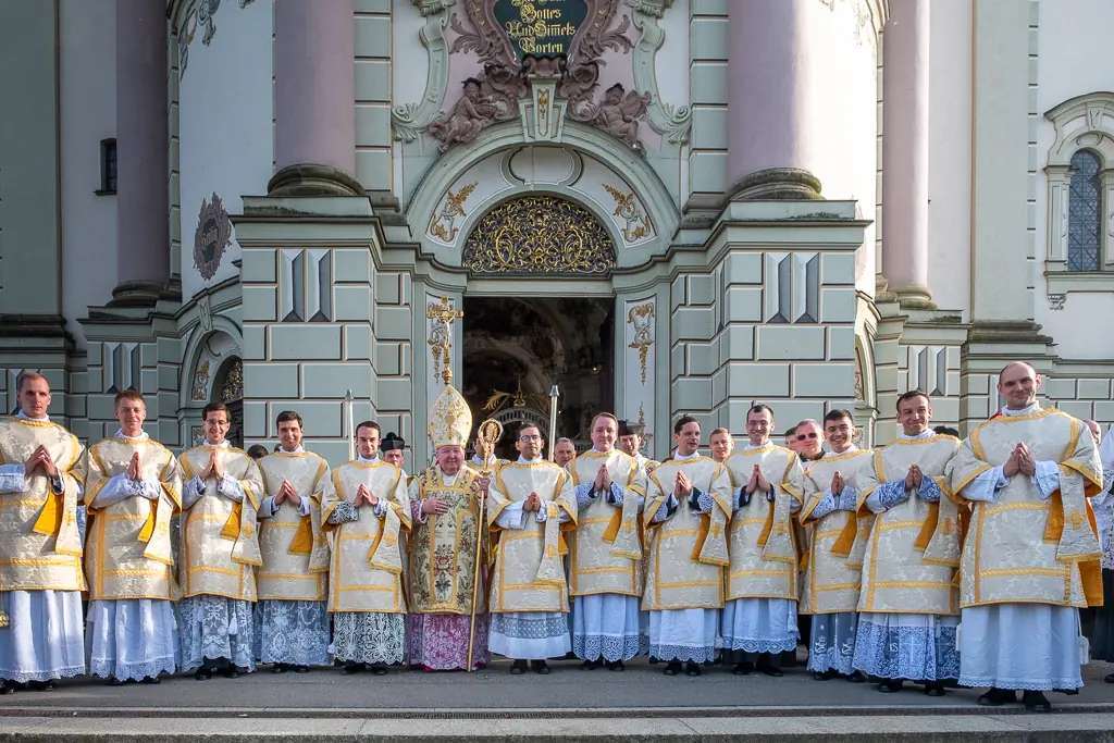 Doce jóvenes de varias nacionalidades recibieron el sacramento del diaconado en una ceremonia única y espiritual en Baviera.