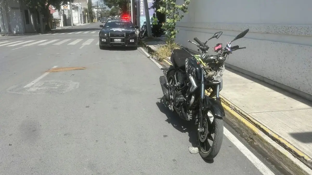 Un motociclista resultó lesionado tras ser impactado por una camioneta en el centro de Monterrey.