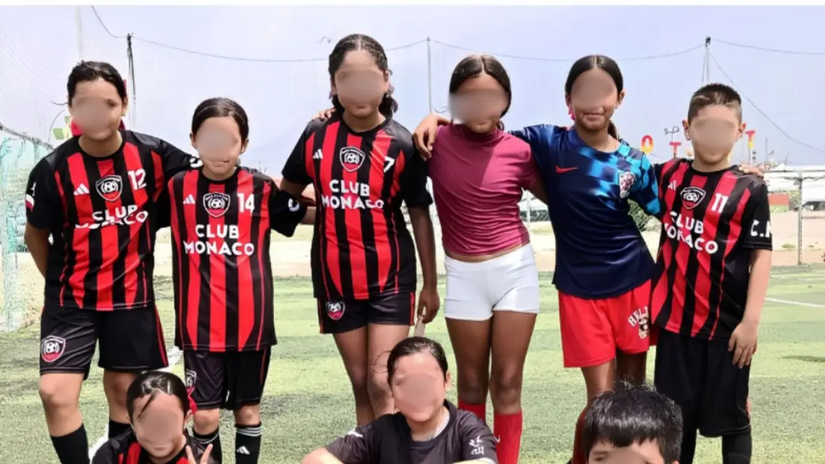 La tragedia ocurre durante un juego de futbol infantil y genera gran consternación.