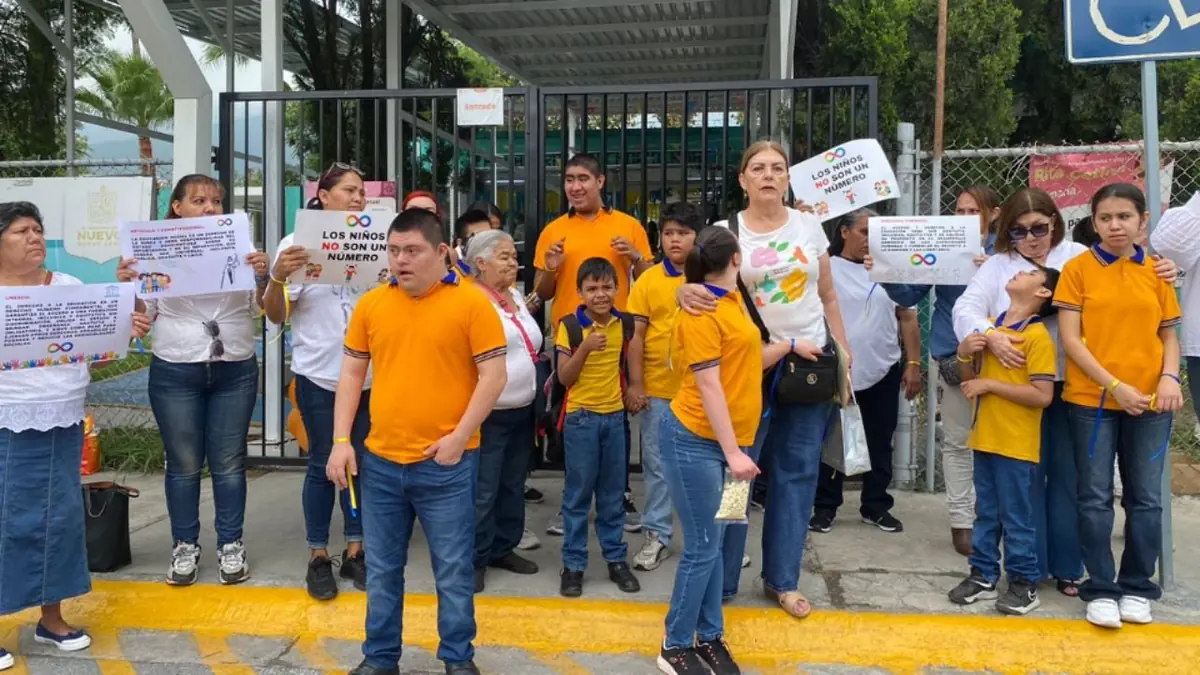 La comunidad pide empatía ante restricciones impuestas por nueva directora.