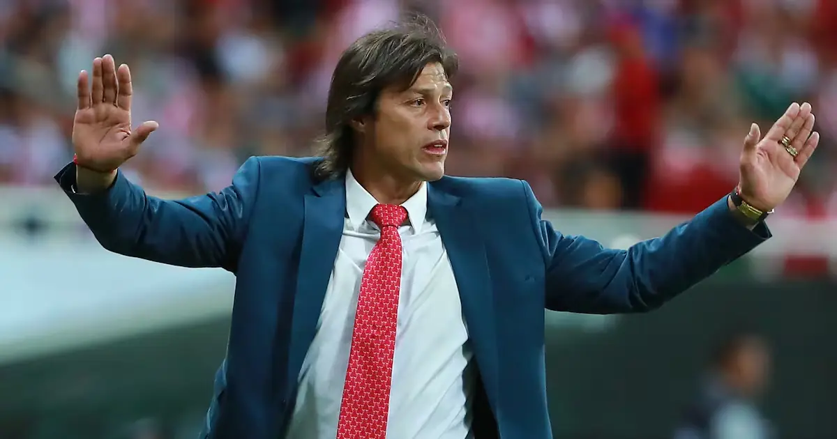 La directiva de Monterrey planea el regreso del técnico argentino tras el fracaso en el Clausura 2026.