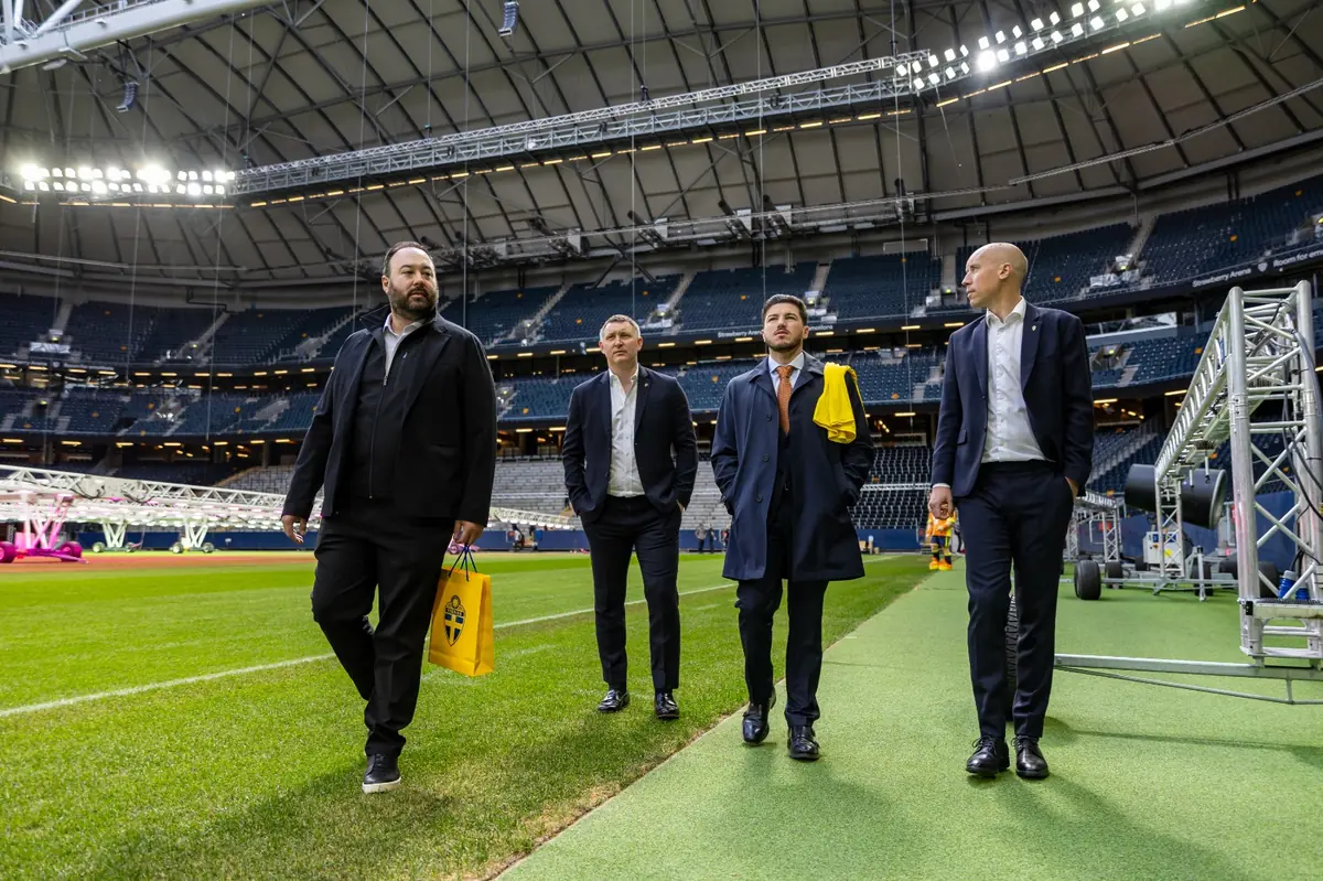 El gobernador de Nuevo León busca atraer aficionados suecos para el torneo de fútbol.