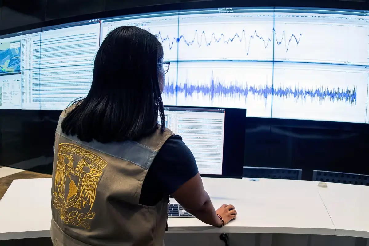 Un sismo notable afecta Oaxaca, y se percibe en otros estados, con una alerta sísmica activa.