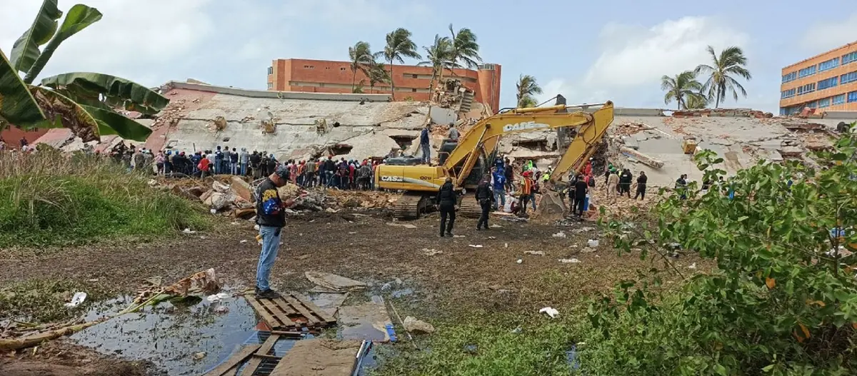 La búsqueda de sobrevivientes se complica tras el desplome en Venezuela, elevando la cifra de fallecidos.